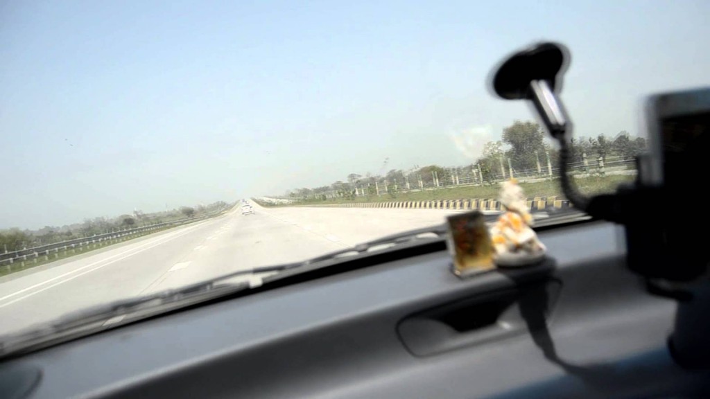 Agra dönüşü Delhi yolunda Hintli bir arkadaşla Fenerbahçe marşını çılgınca dinlerken :)